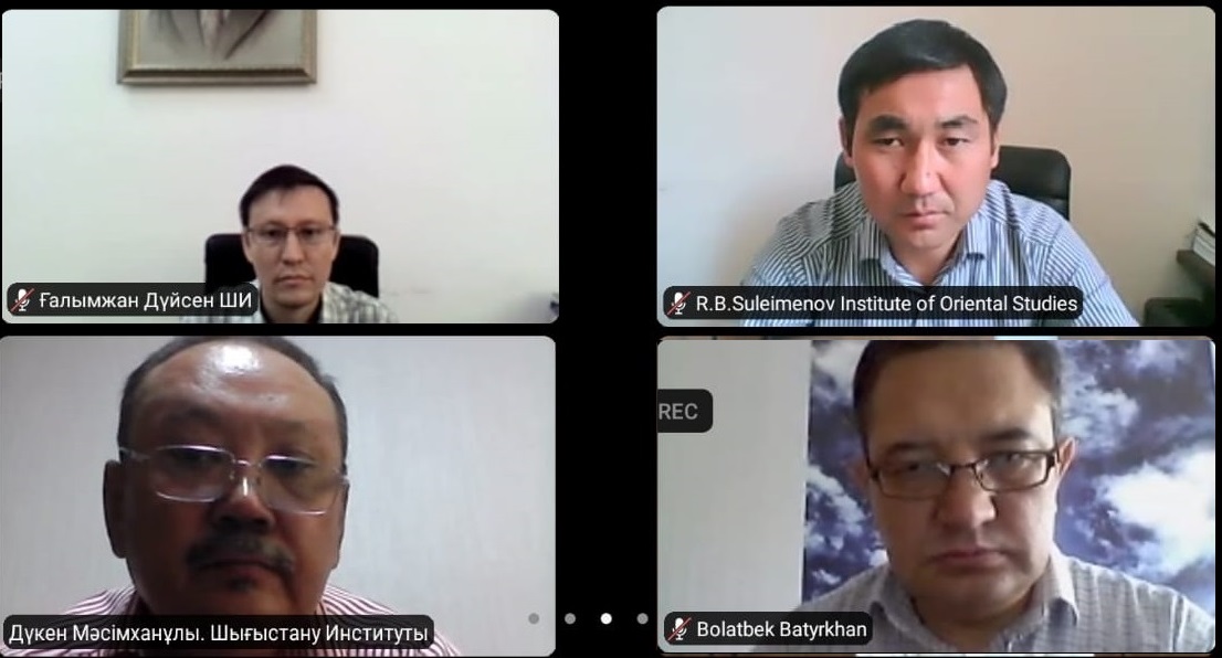 Үстел астындағы шұлықтағы фотосурет