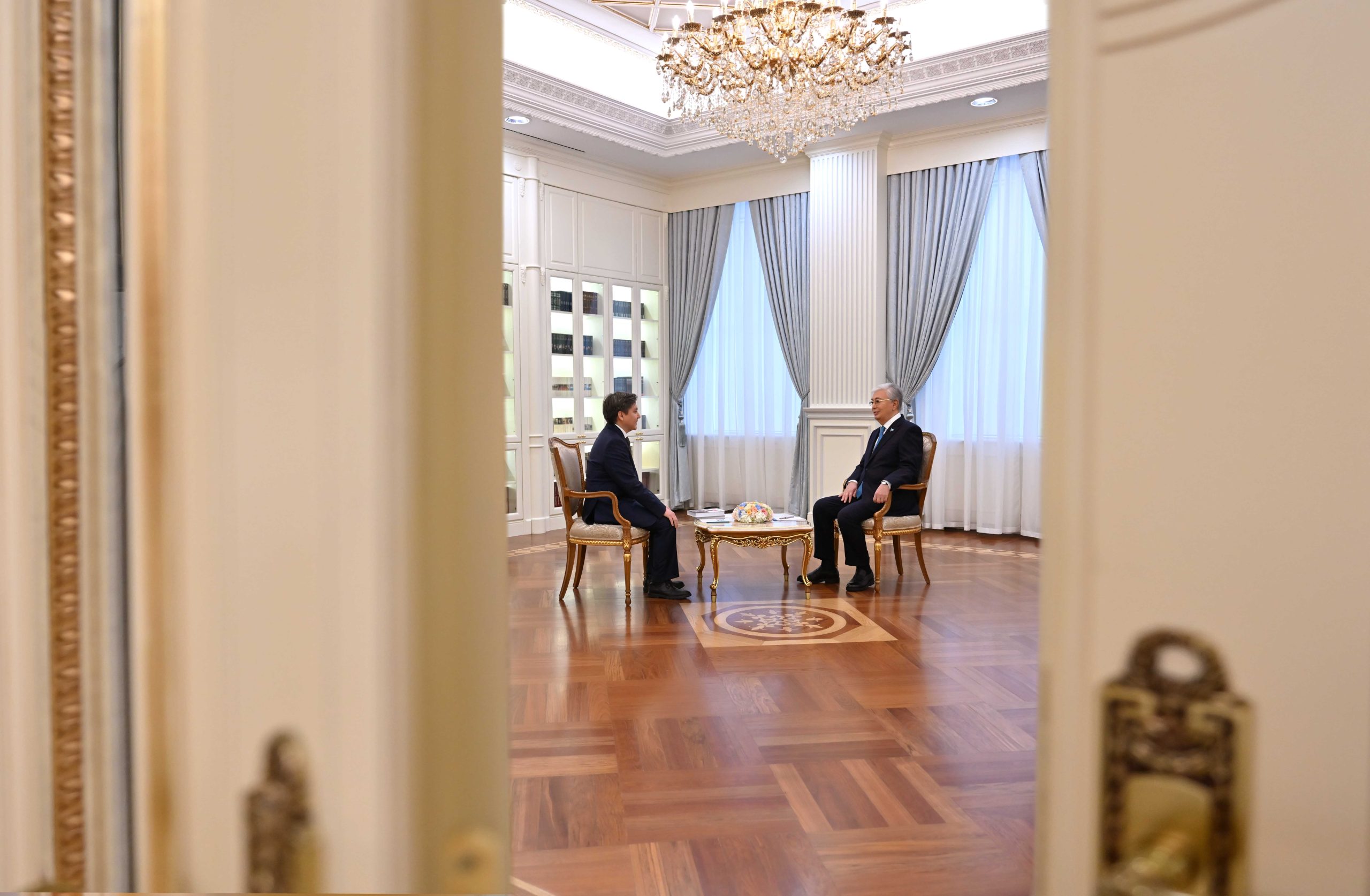 Жастармен онлайн порно Қалың жамбастары бар көршідегі порно спермы